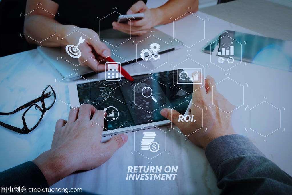 用于改善業務的虛擬儀表盤中投資指標的 Roi 回報。商務團隊會議出席。照片專業投資者使用新的啟動項目。財務經理會議